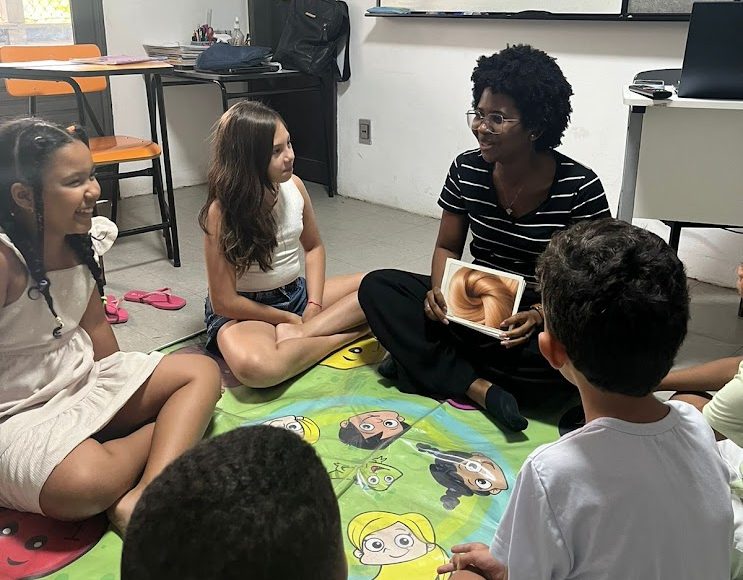 Adolescente superando o medo de falar inglês em um ambiente seguro e livre de julgamentos.