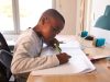 criança aprendendo inglês nas férias escolares de junho