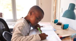 Inglês nas férias escolares: 5 formas de manter o ritmo em junho criança aprendendo inglês nas férias escolares de junho