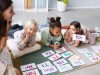 Idade certa para aprender inglês: por que antes dos 7 anos idade certa para aprender inglês, criança pequena em aula lúdica