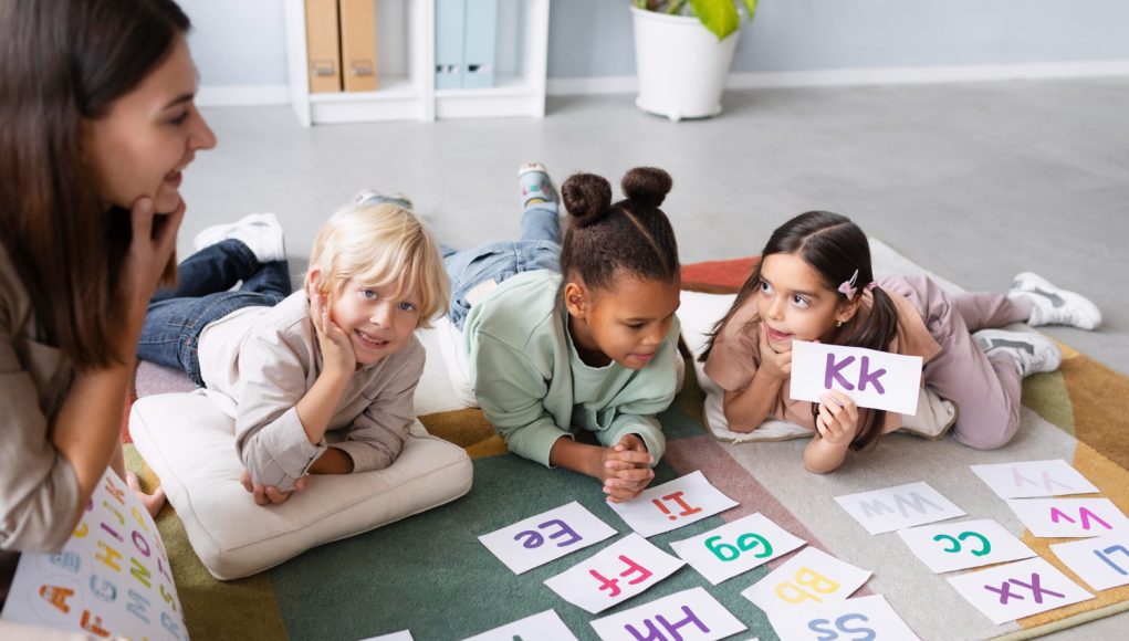 idade certa para aprender inglês, criança pequena em aula lúdica