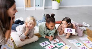 Idade certa para aprender inglês: por que antes dos 7 anos idade certa para aprender inglês, criança pequena em aula lúdica
