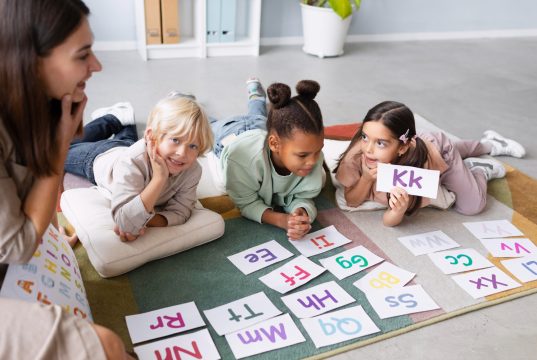 Idade certa para aprender inglês: por que antes dos 7 anos idade certa para aprender inglês, criança pequena em aula lúdica