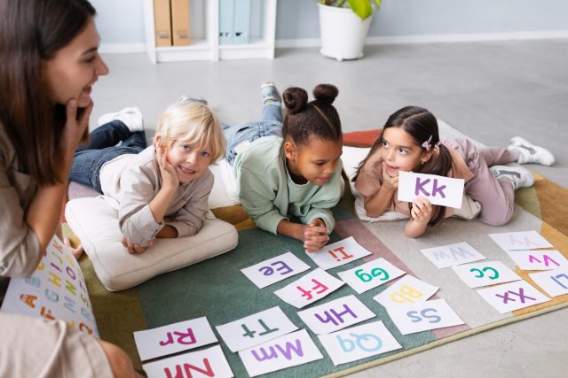 2149110285 idade certa para aprender inglês, criança pequena em aula lúdica