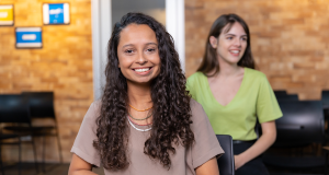 Inglês para trabalho em Ilhéus: 3 exigências das empresas inglês para trabalho em Ilhéus, adolescente se preparando para entrevista