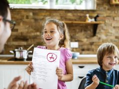 Investimento em inglês: 5 sinais de que está valendo a pena investimento em inglês para criança, pai avaliando progresso