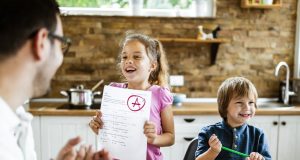 Investimento em inglês: 5 sinais de que está valendo a pena investimento em inglês para criança, pai avaliando progresso