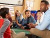 Inglês online ou presencial: 3 diferenças que importam inglês online ou presencial, criança em aula presencial com professor