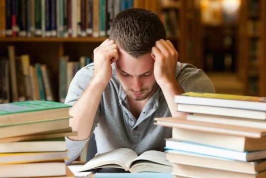 Adolescente desmotivado com o inglês? 3 causas comuns adolescente desmotivado para estudar inglês