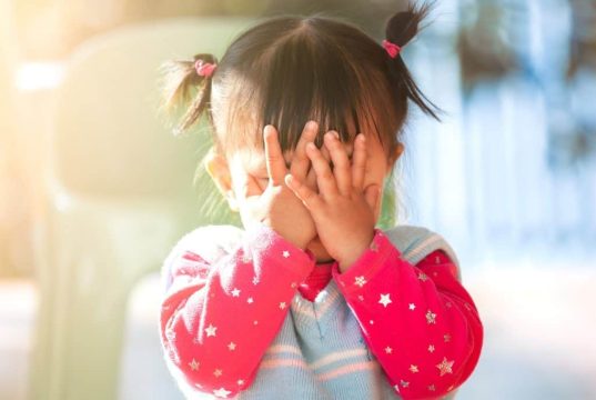 Criança com vergonha de falar inglês: 3 causas reais criança com vergonha de falar inglês